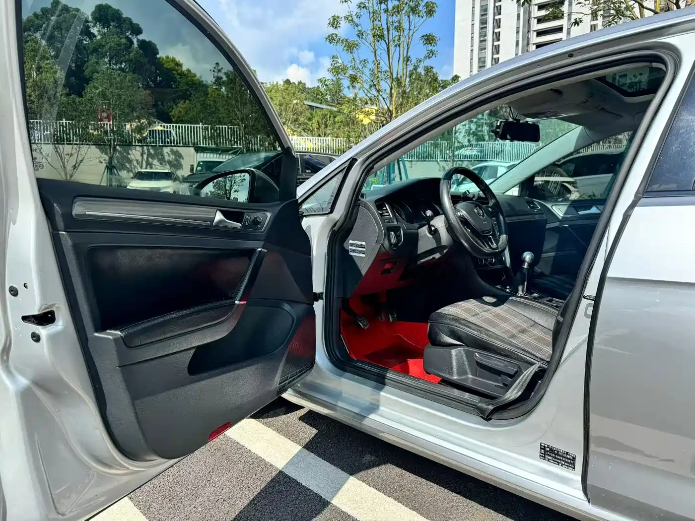 Photo 5 - Volkswagen Golf