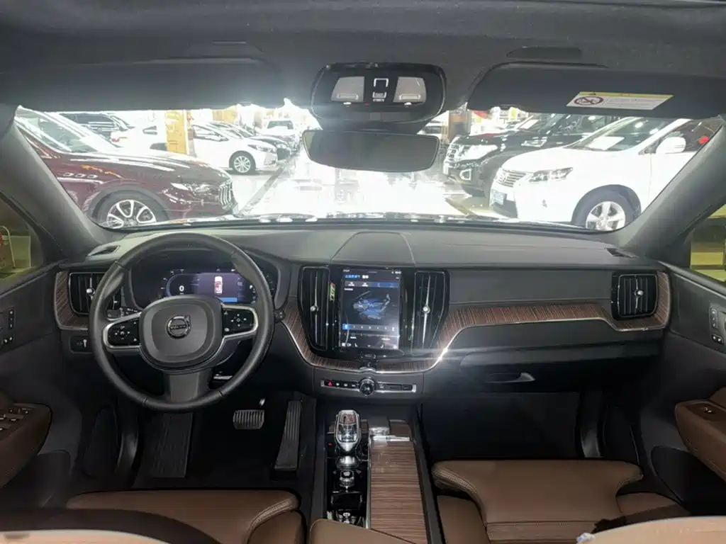 Фото 9 - Volvo XC60