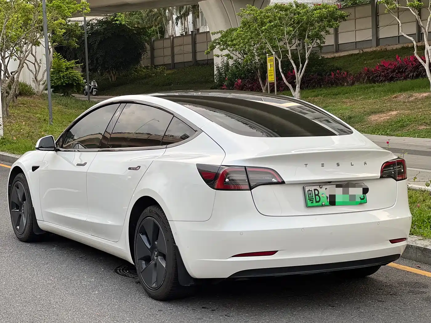 TESLA MODEL 3