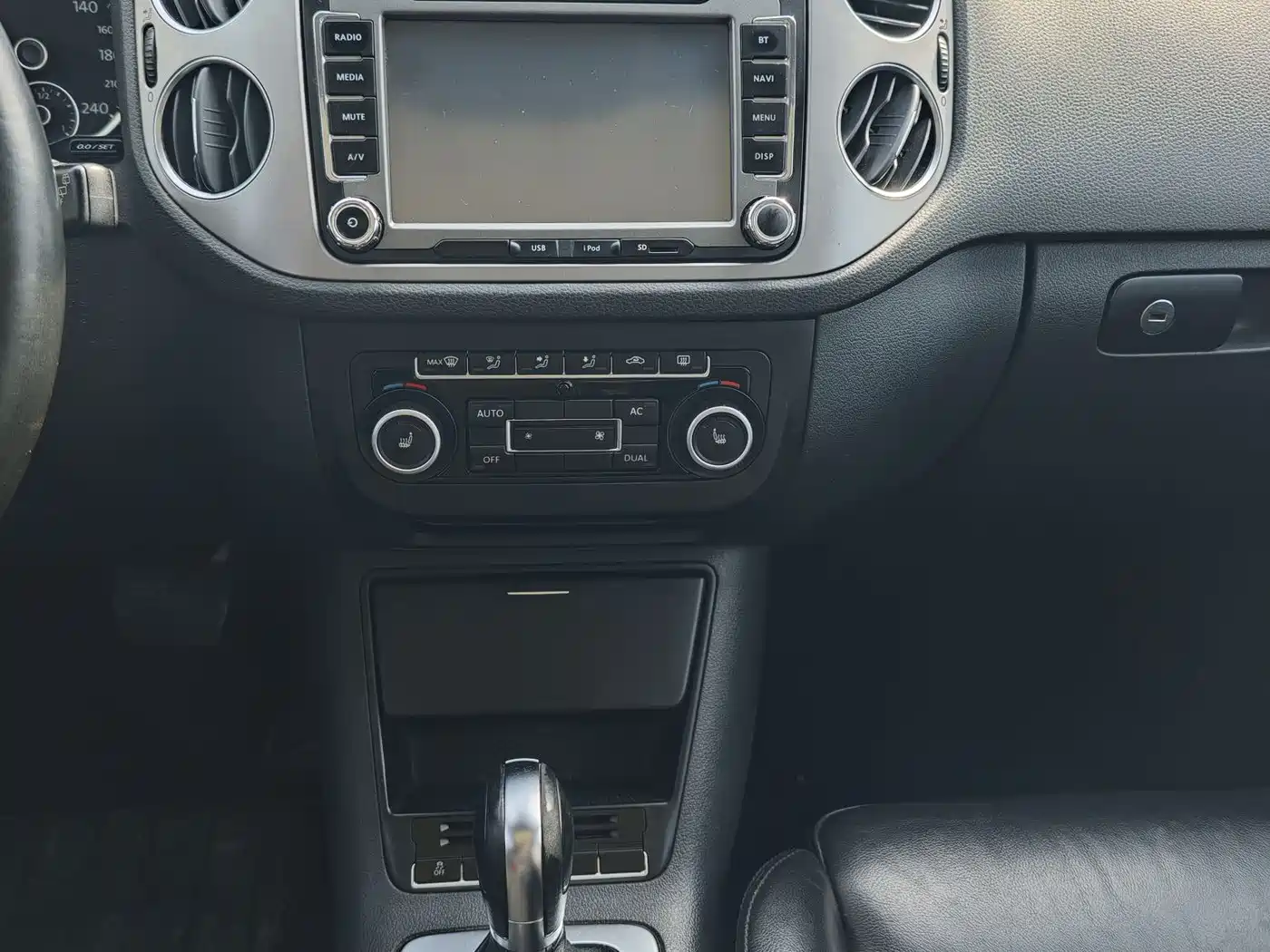 Volkswagen Tiguan 2012 1.8TSI Automatic 4WD Elite Edition фото 9