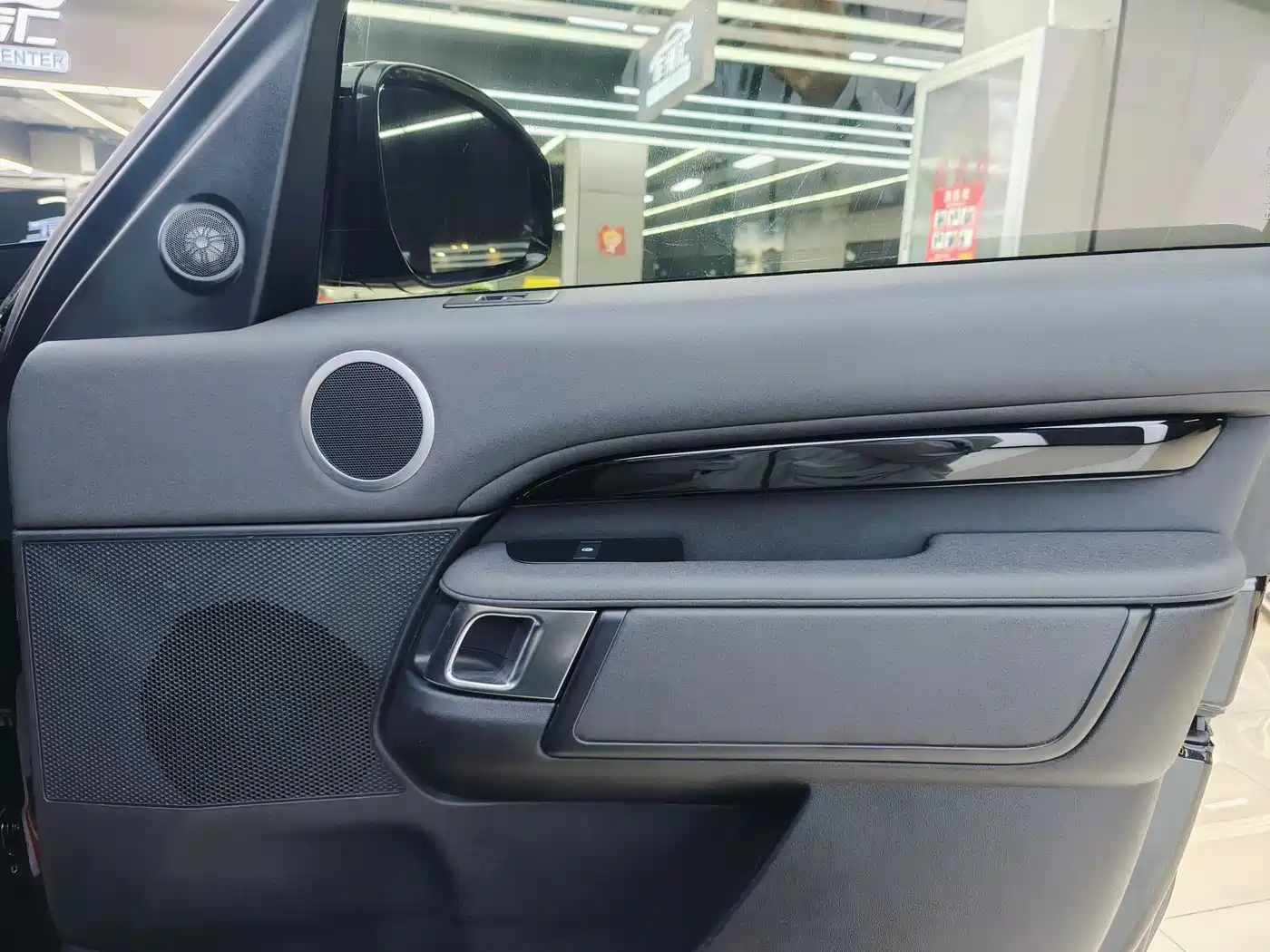 Land Rover Discovery 2019 3.0 SC V6 SE фото 16