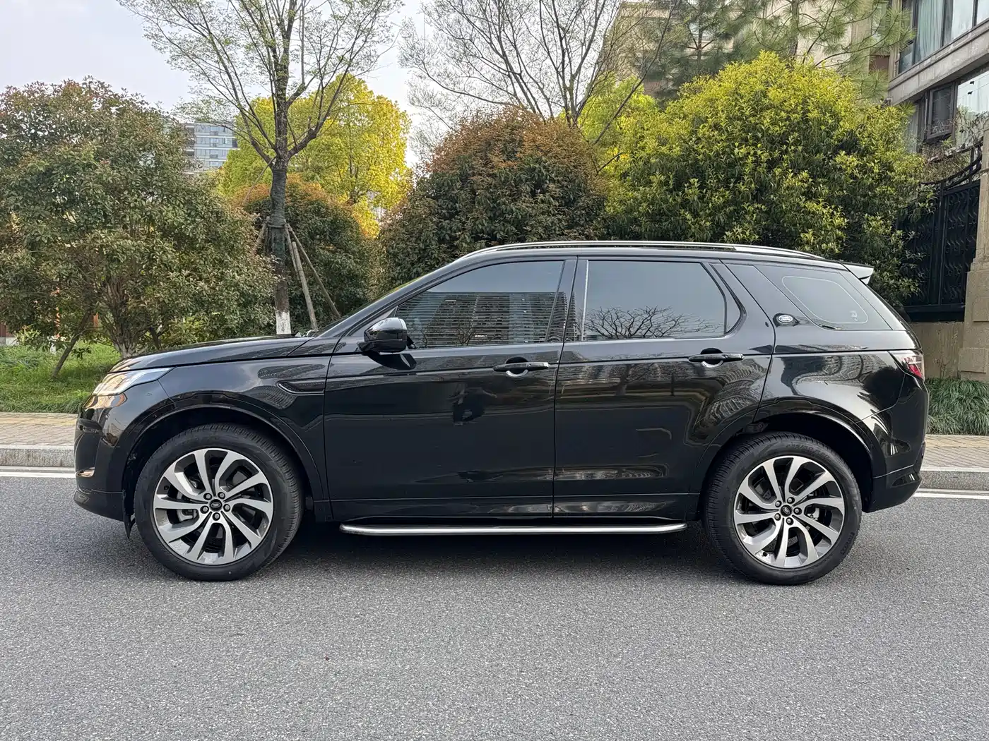 Land Rover Discovery Sport 2022 Model 249PS R-Dynamic S Performance Edition 5-Seater фото 3