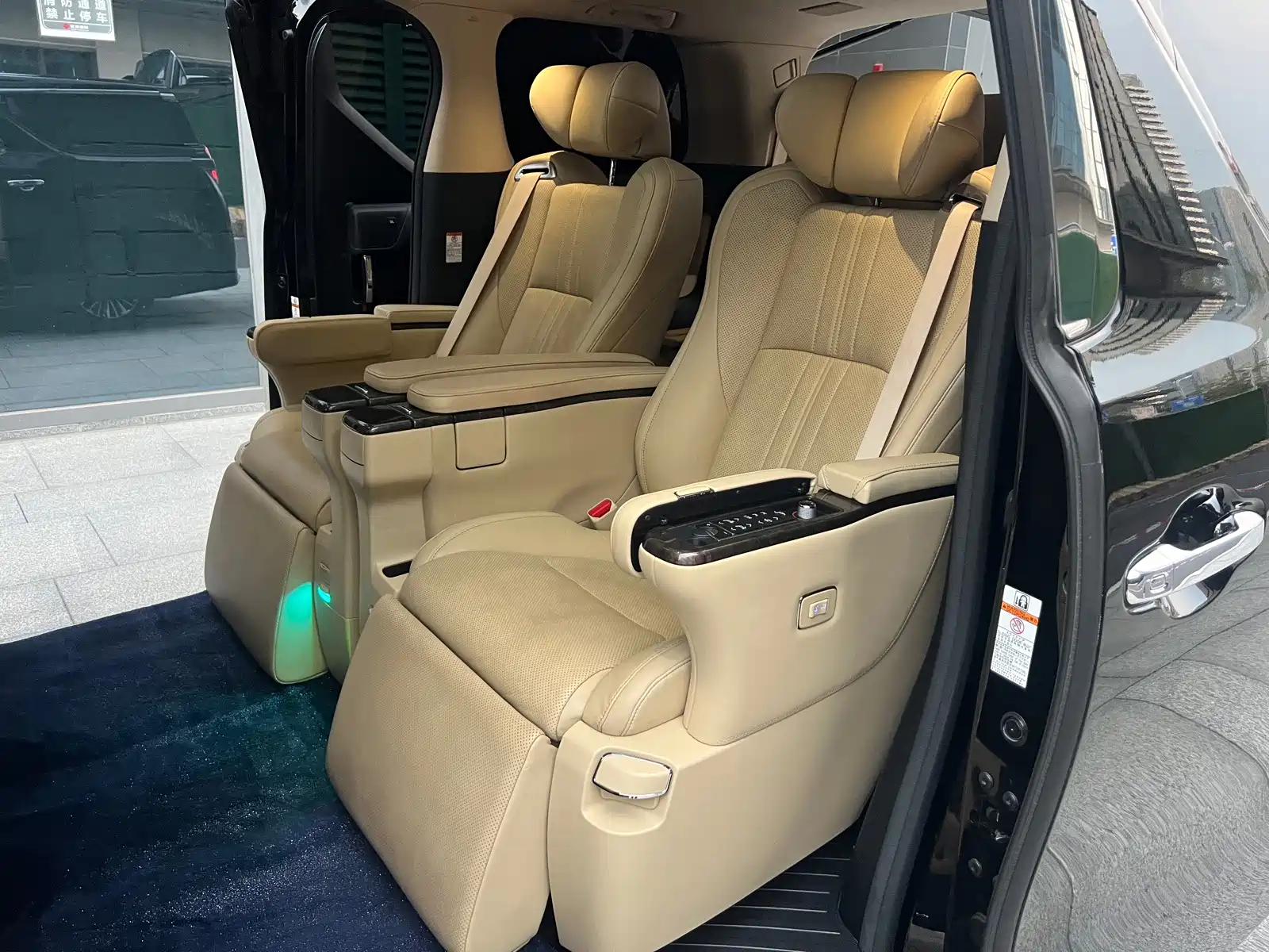 Фото 10 - Toyota Vellfire