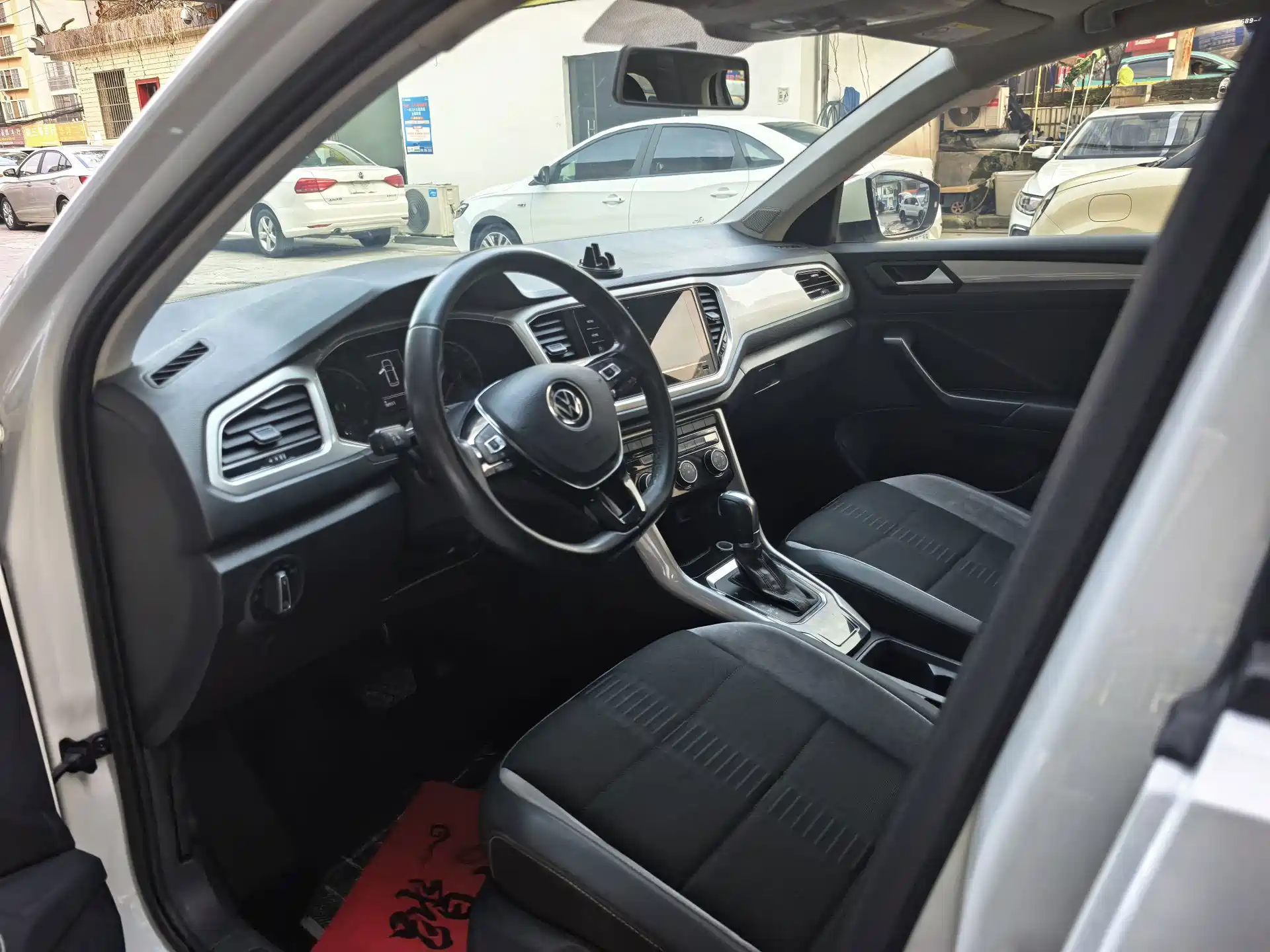 صورة 8 - Volkswagen T-ROC