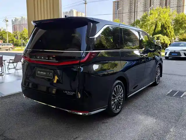 Lexus LM 2023 500h 6-Seater Prestige Edition — фото 5
