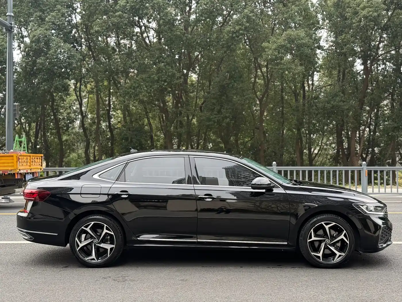 Volkswagen Passat 2024 330TSI Starlight Elite Edition фото 4
