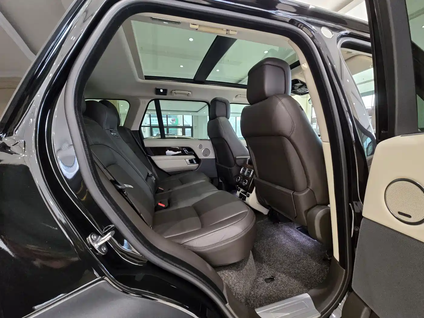 Land Rover Range Rover 2021 3.0 L6 Heritage Edition фото 15