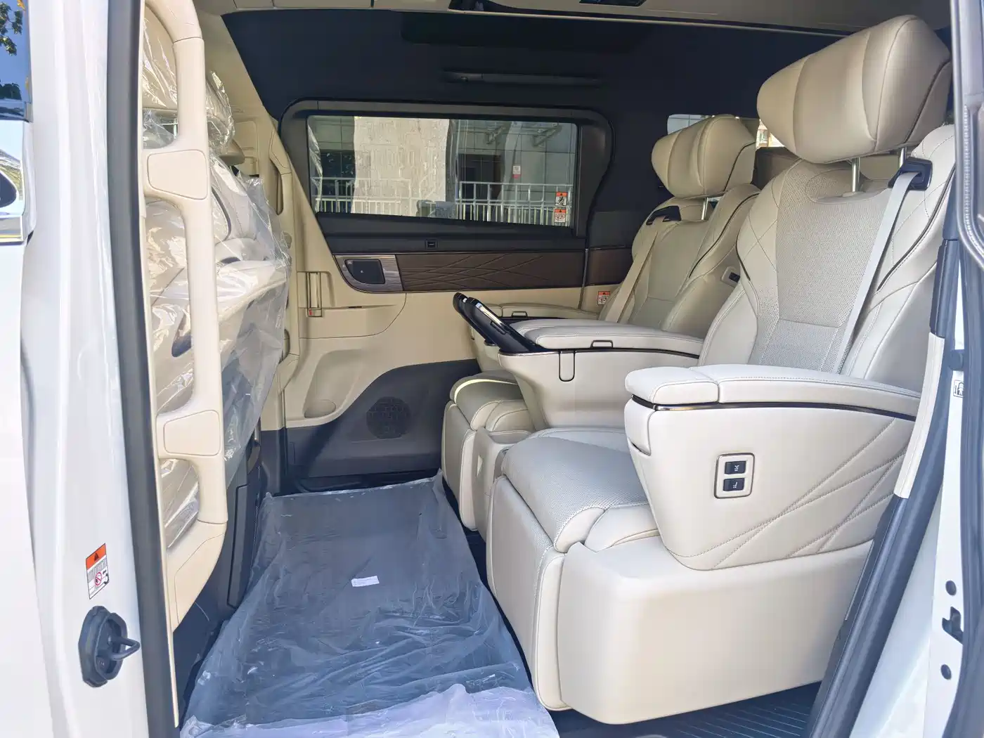 Toyota Alphard 2025 Hybrid 2.5L Ultimate Gold Edition фото 16