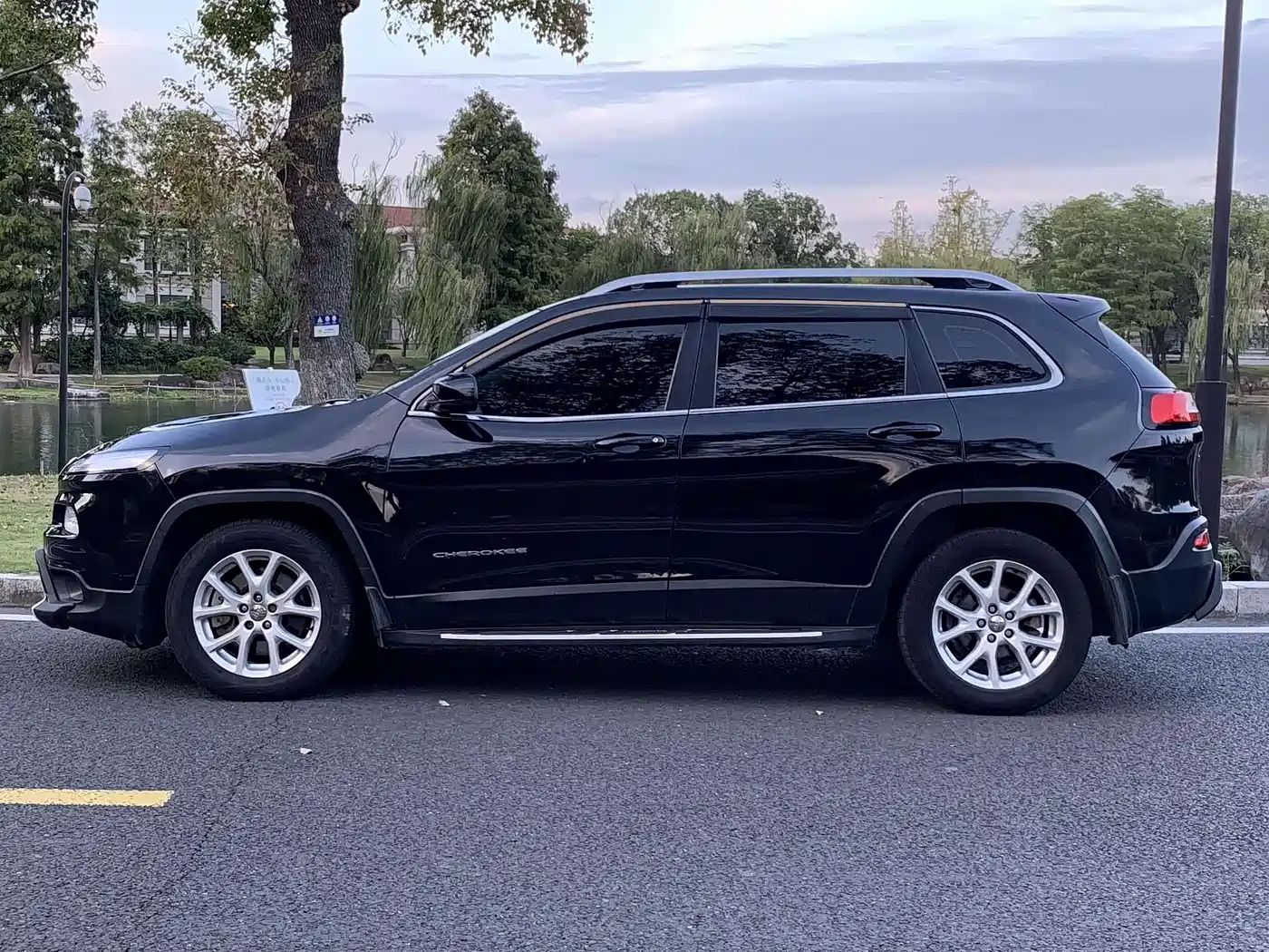 Фото 7 - Jeep Cherokee