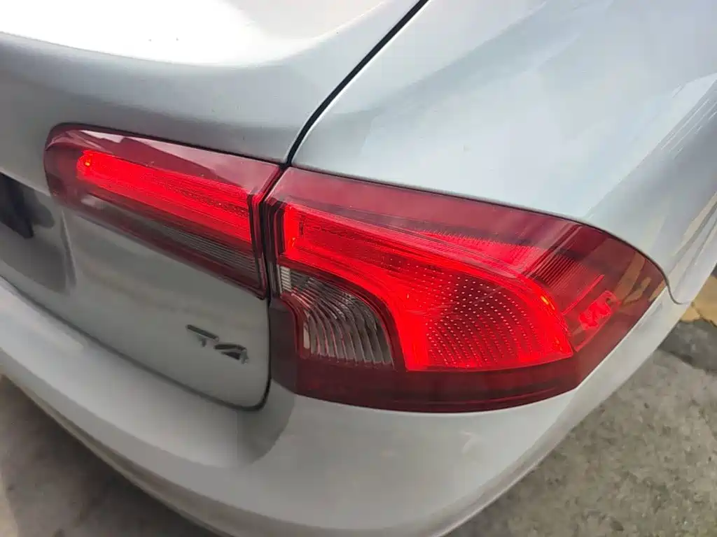 Фото 8 - Volvo S60