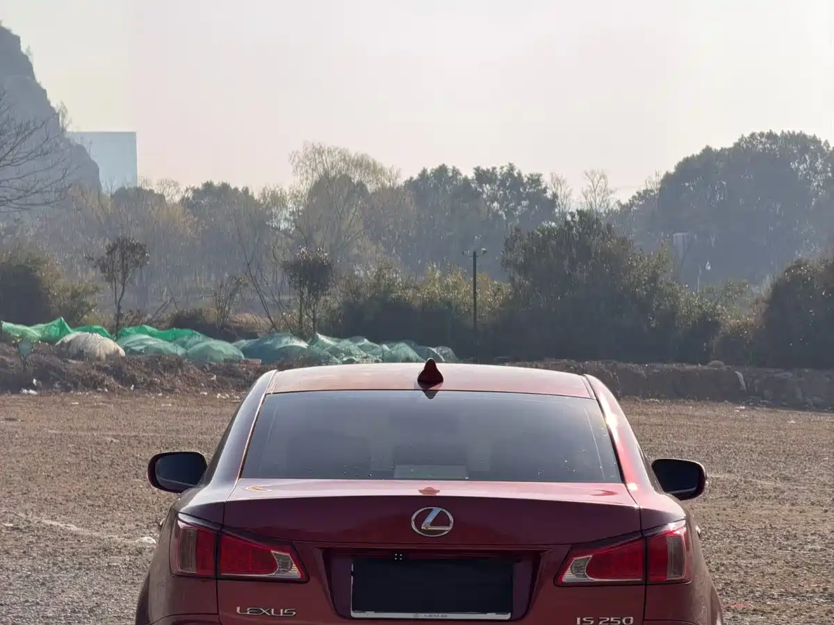 Фото 4 - Lexus IS