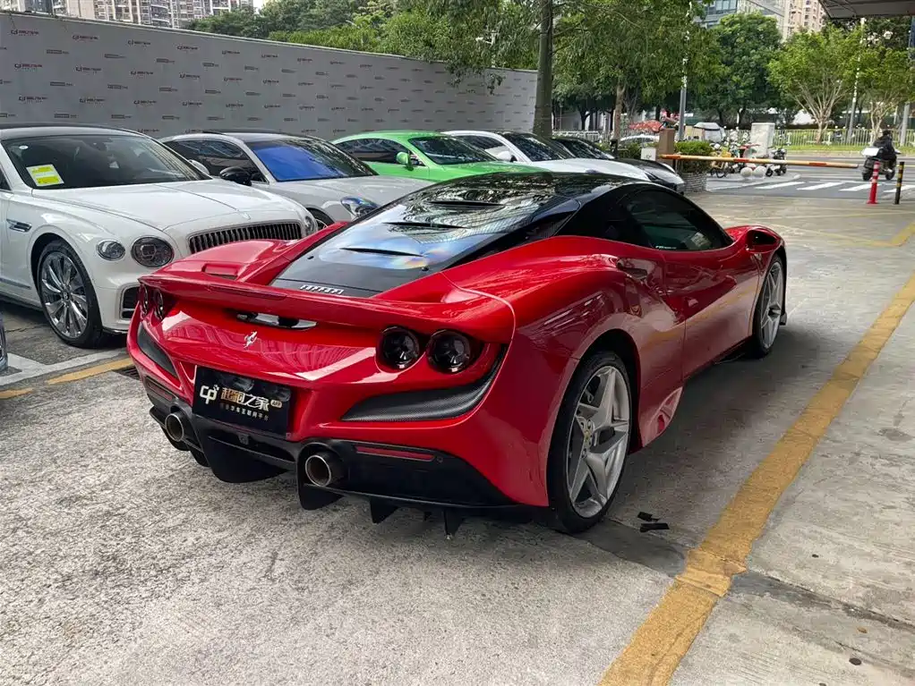 FERRARI F8