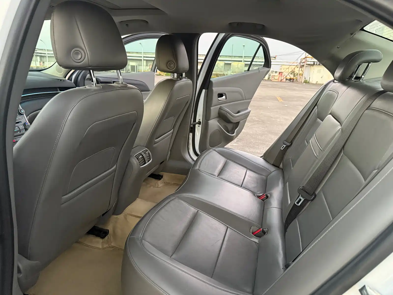 Photo 9 - Chevrolet Malibu
