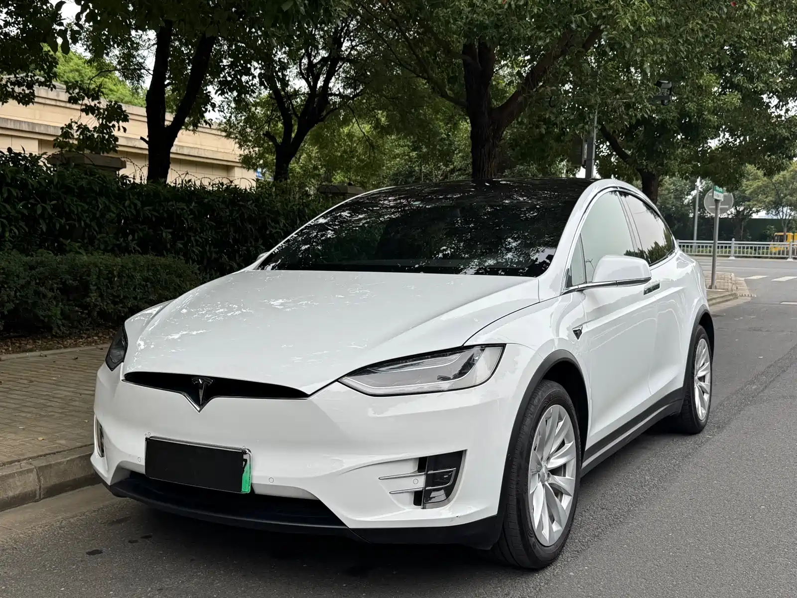 Фото 1 - Tesla Model X