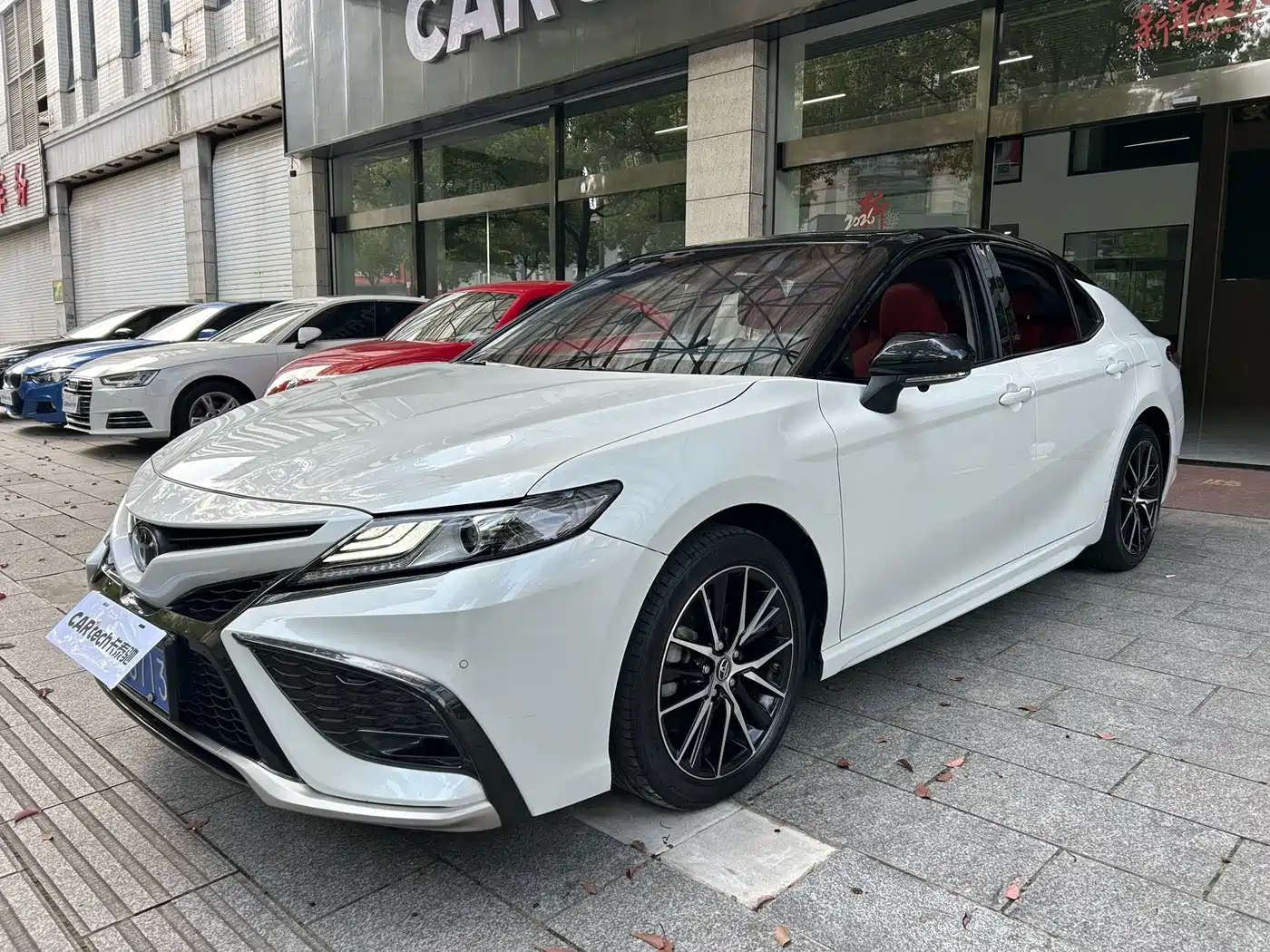 Фото 1 - Toyota Camry
