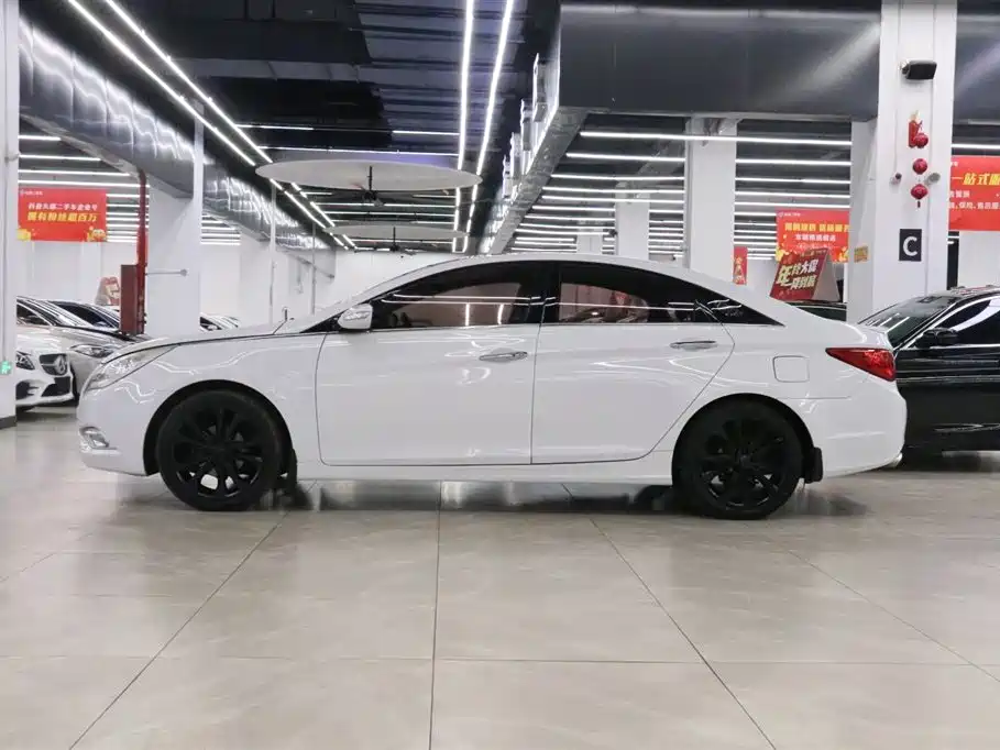 Hyundai Sonata 2013 2.4L Automatic Luxury Edition (China IV) фото 2