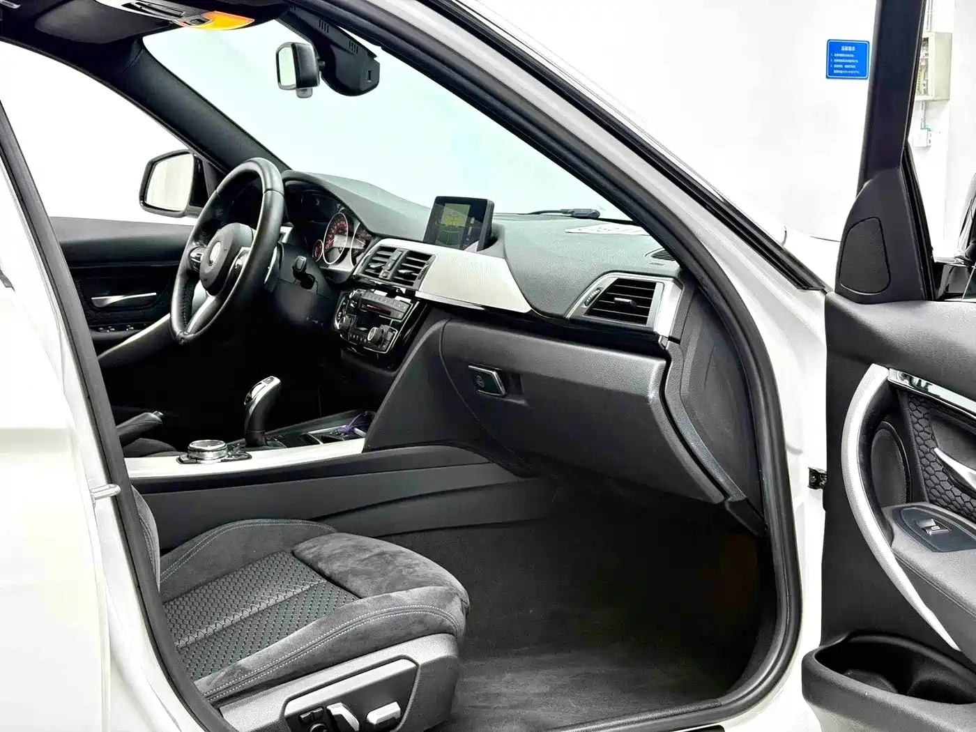 BMW 3 Series 2016 320i M Sport фото 6