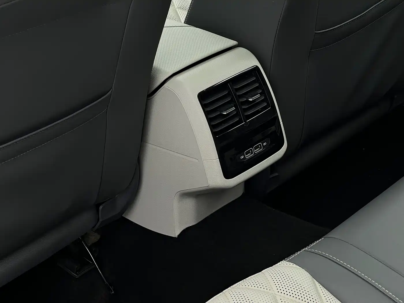 Volkswagen Sagitar 2023 Model Year 280TSI DSG Surpass Edition фото 15