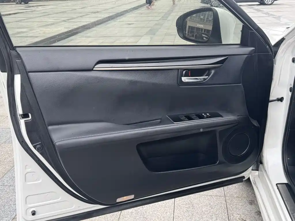 Фото 11 - Lexus ES