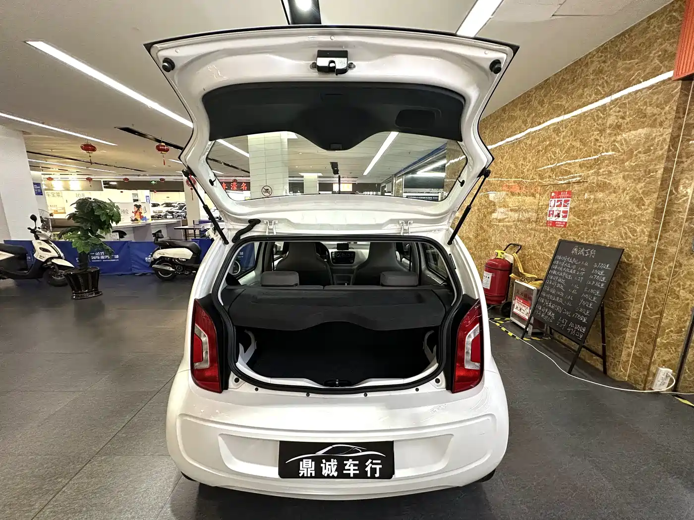 Фото 8 - Volkswagen up!