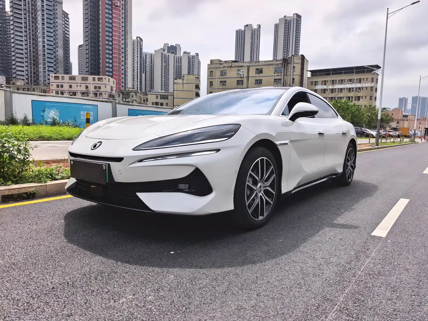 Denza Z9 2024 Model 1100km AWD Max Edition