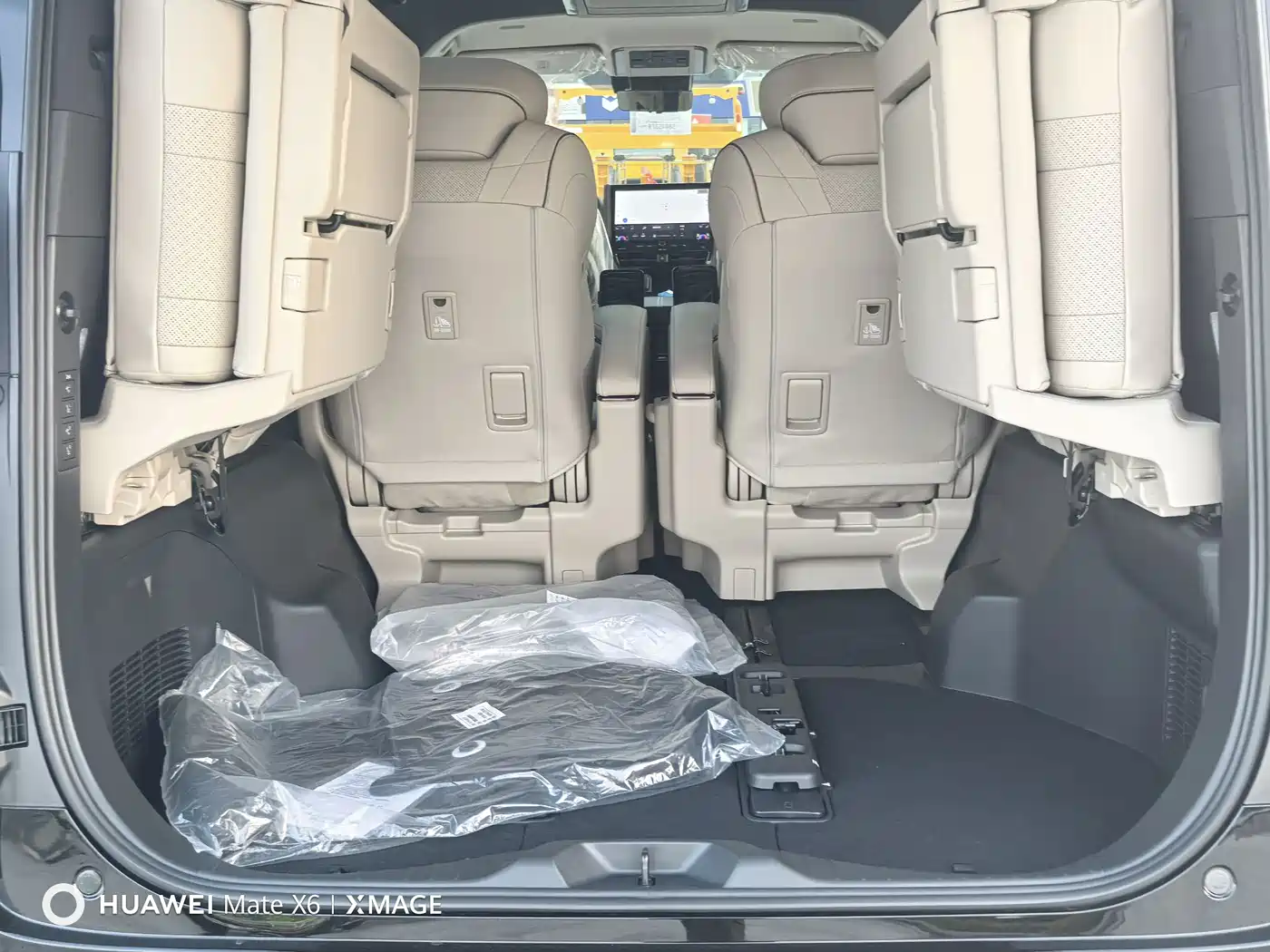 Toyota Alphard 2024 Hybrid 2.5L Ultimate Enjoyment Edition фото 27