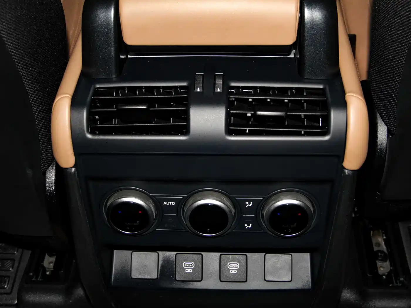 Land Rover Defender 2025 110 3.0T P400 Dark Special Edition фото 14