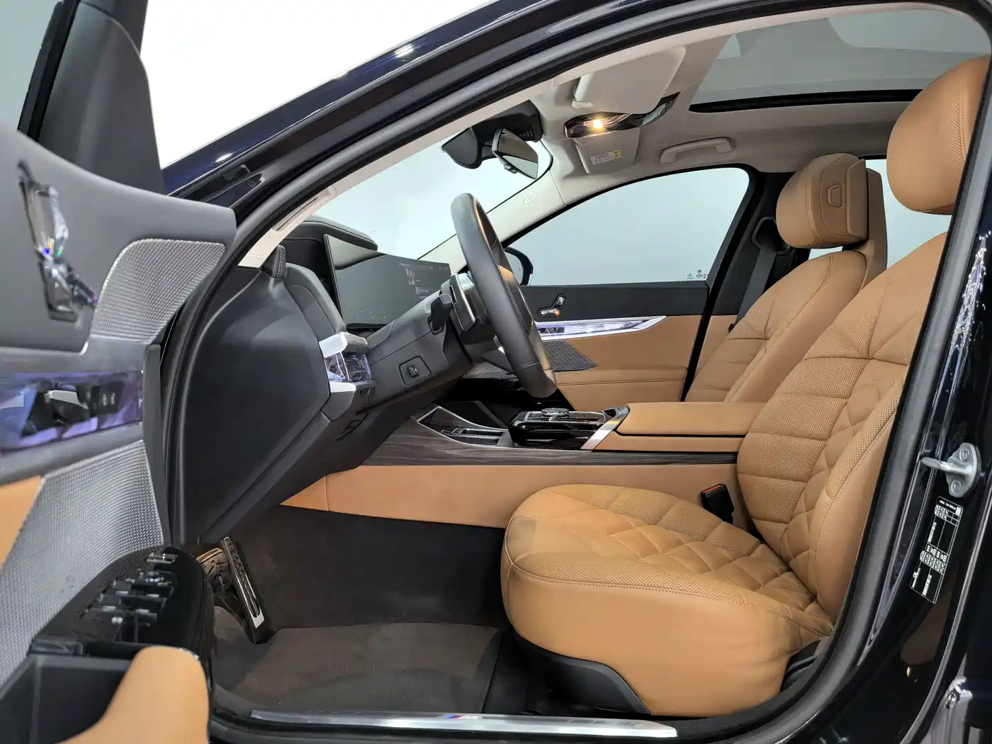 BMW 7 Series 2023 Model 735Li M Sport Package фото 24