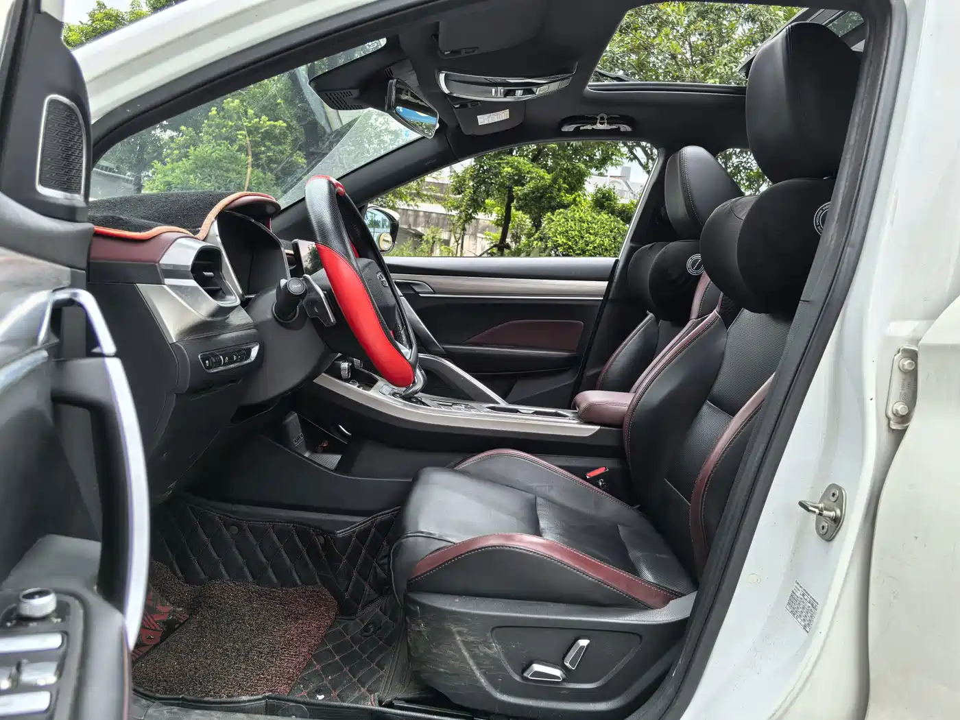 Фото 8 - Geely Binyue