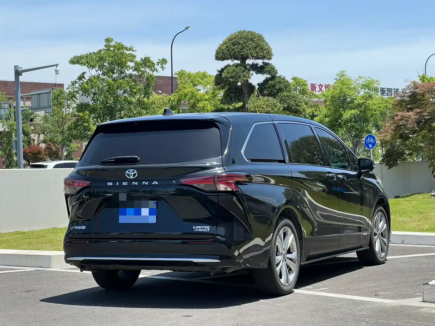 Toyota Sienna 2023 2.5L Hybrid Premium Edition фото 7