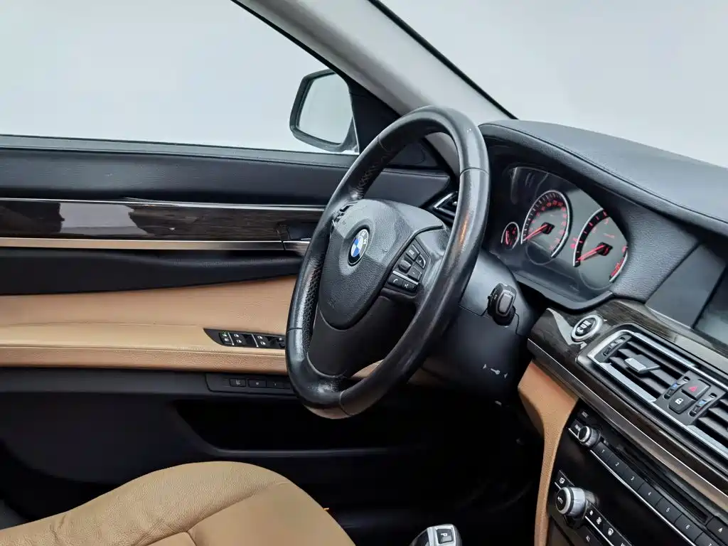 Photo 22 - BMW 7 Series