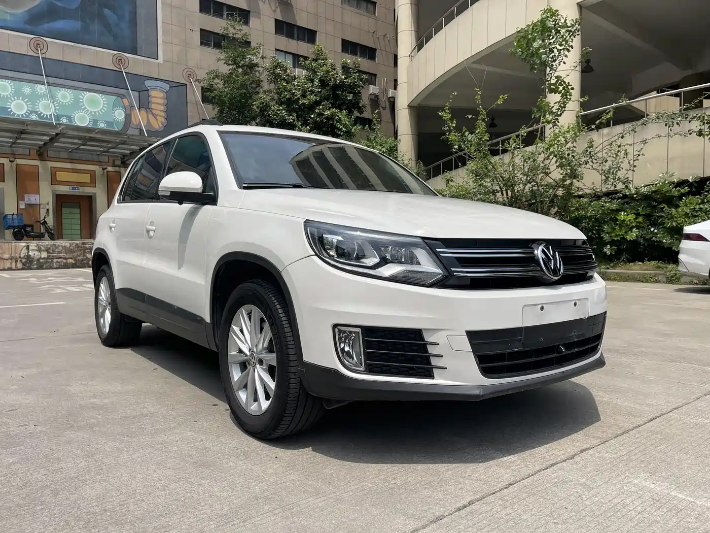 VOLKSWAGEN TIGUAN