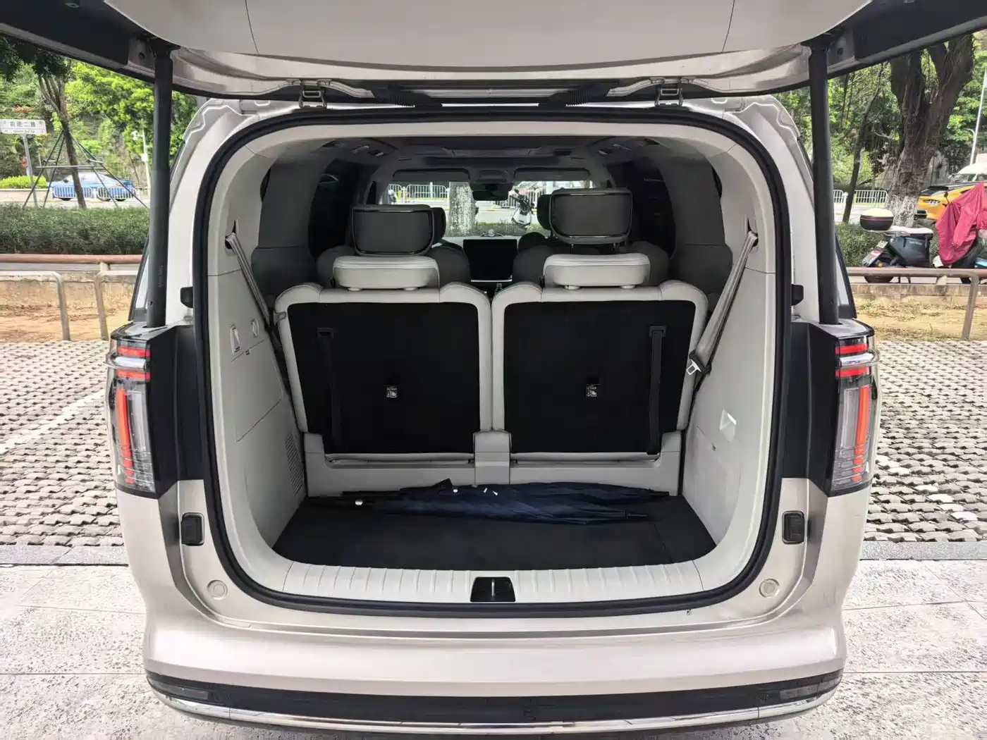 Volvo EM90 2024 2025 Ultra Six-Seater