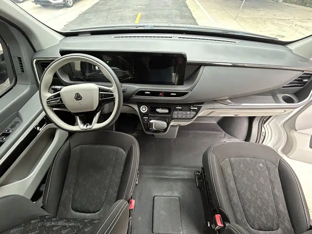 Sinotruk Xianfeng V 2024 2024 Multi-function Version 2.0T Automatic Medium Wheelbase Medium Roof