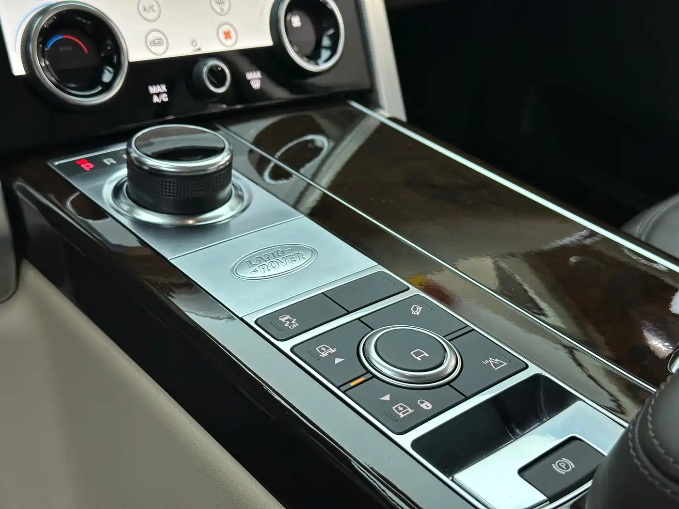 Land Rover Range Rover 2021 3.0 L6 Heritage Extended Classic Edition фото 9