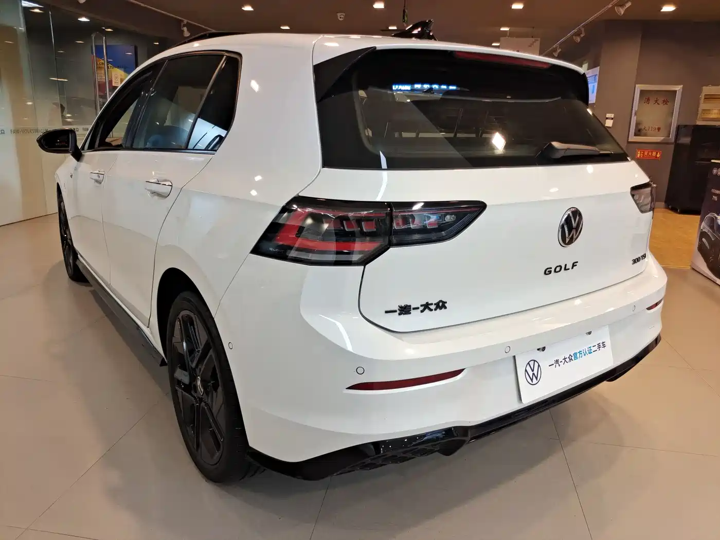 Volkswagen Golf 2025 300TSI R-Line фото 3