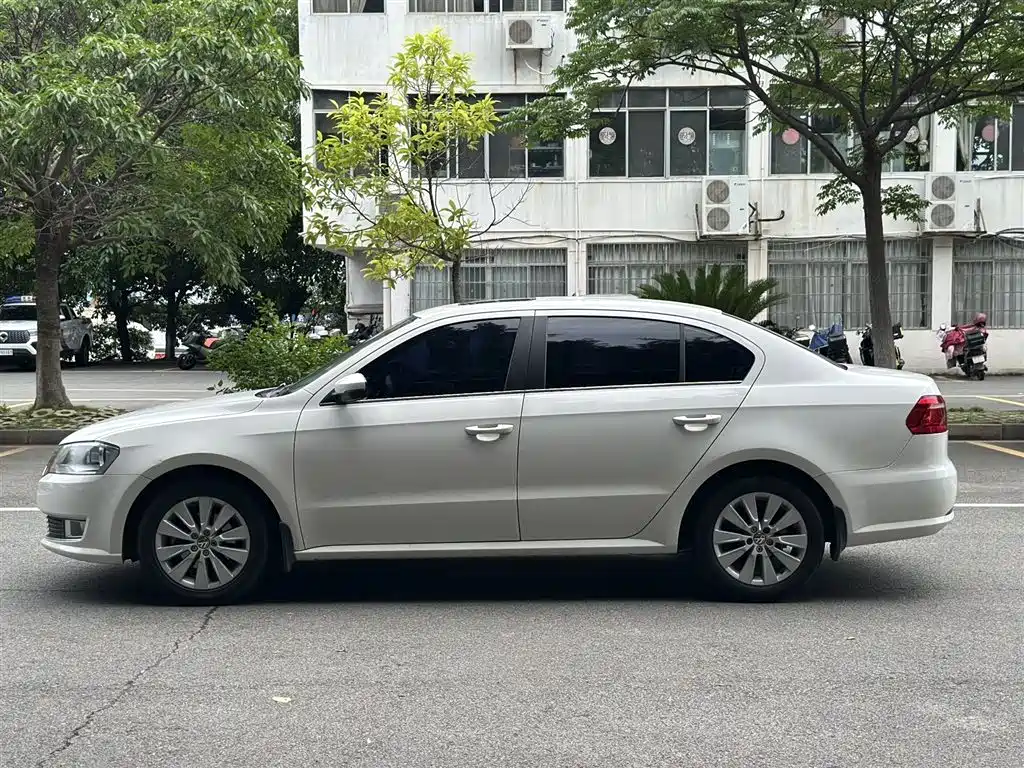 Volkswagen Lavida 2013 1.6L Automatic Comfort Edition фото 8
