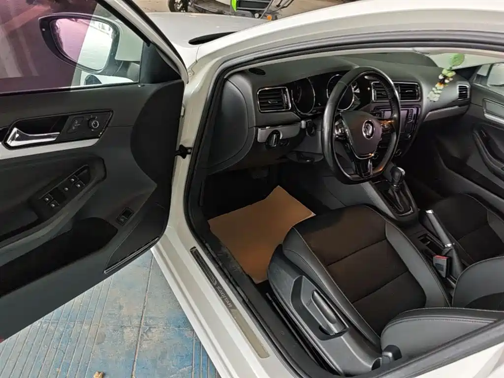 Volkswagen Sagitar 2018 1.6L Automatic Comfort фото 16