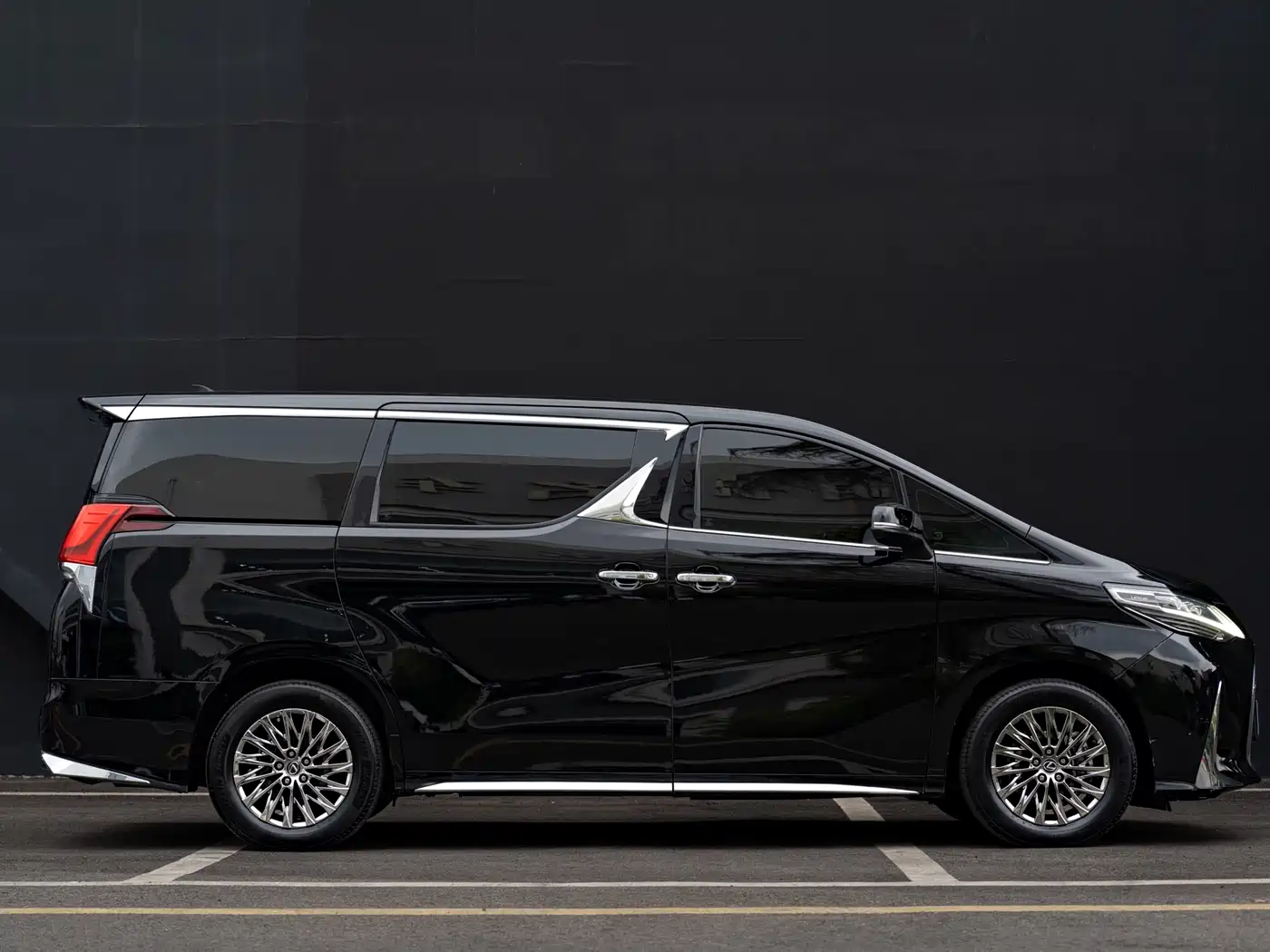 Lexus LM 2020 300h Seven-Seater Elegance Edition фото 4