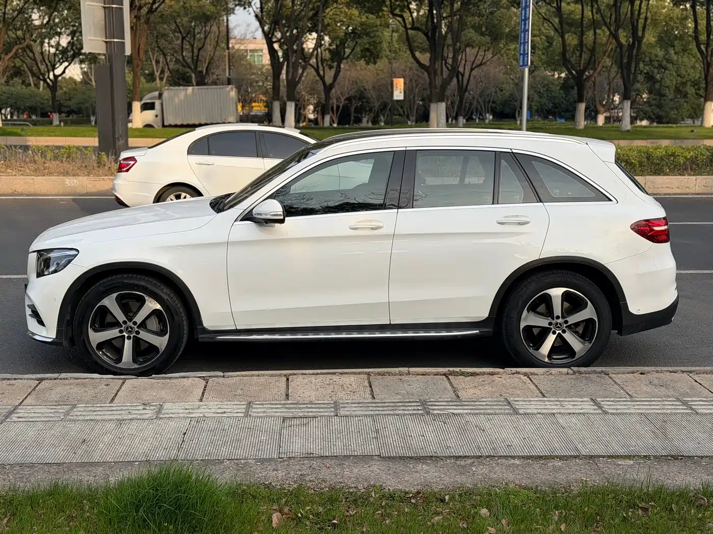 Mercedes-Benz GLC 2018 Facelift GLC 260 4MATIC Luxury фото 2