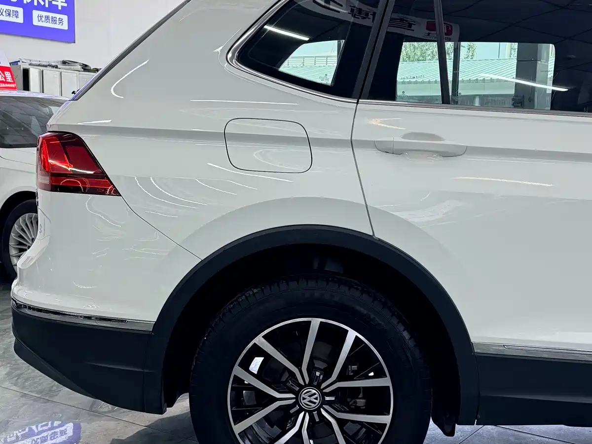 Volkswagen Tiguan L 2018 Facelift 330TSI Automatic 2WD Luxury Edition фото 3
