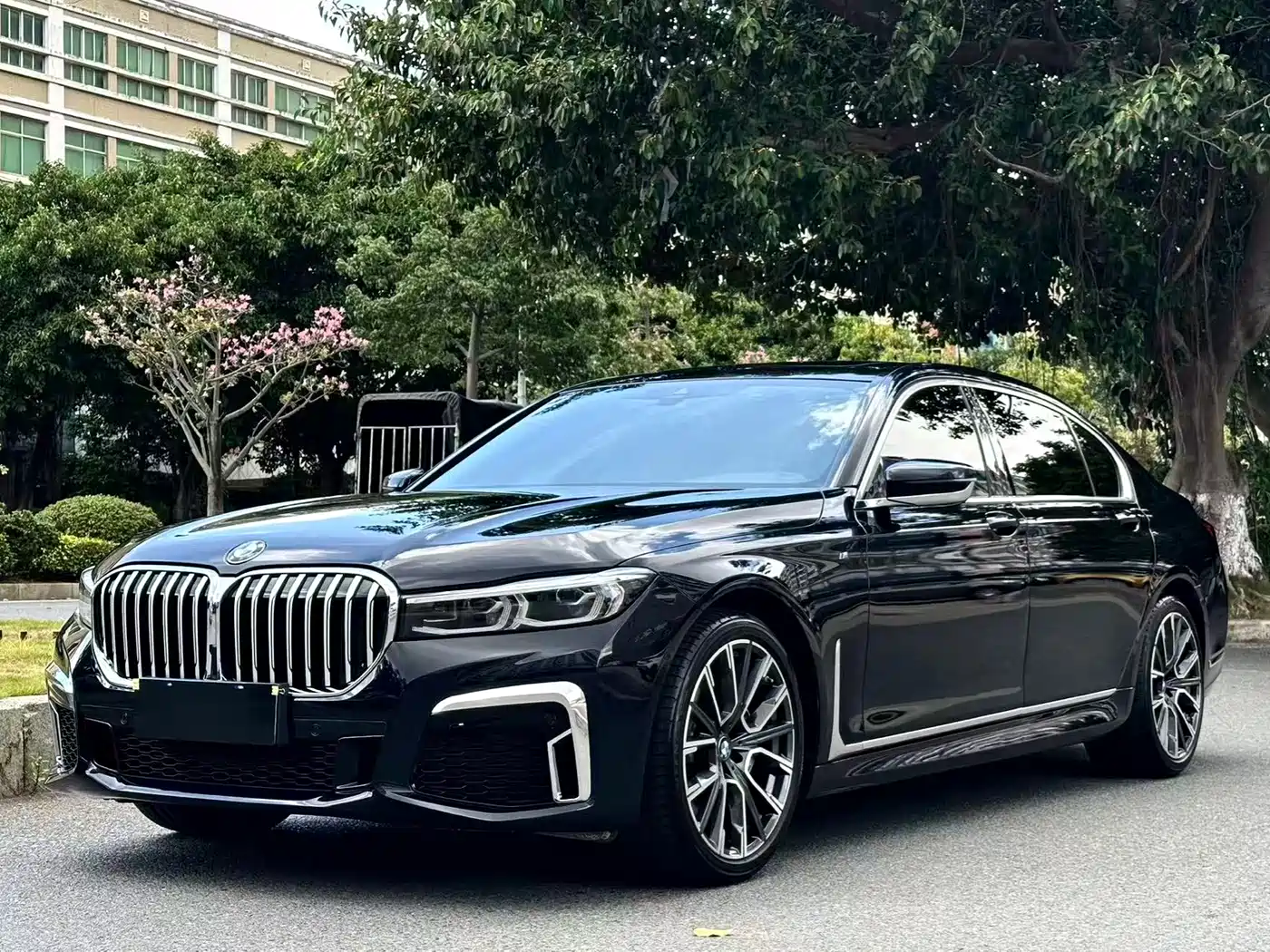 BMW 7 Series 2021 Model 740Li Leading M Sport Package фото 2