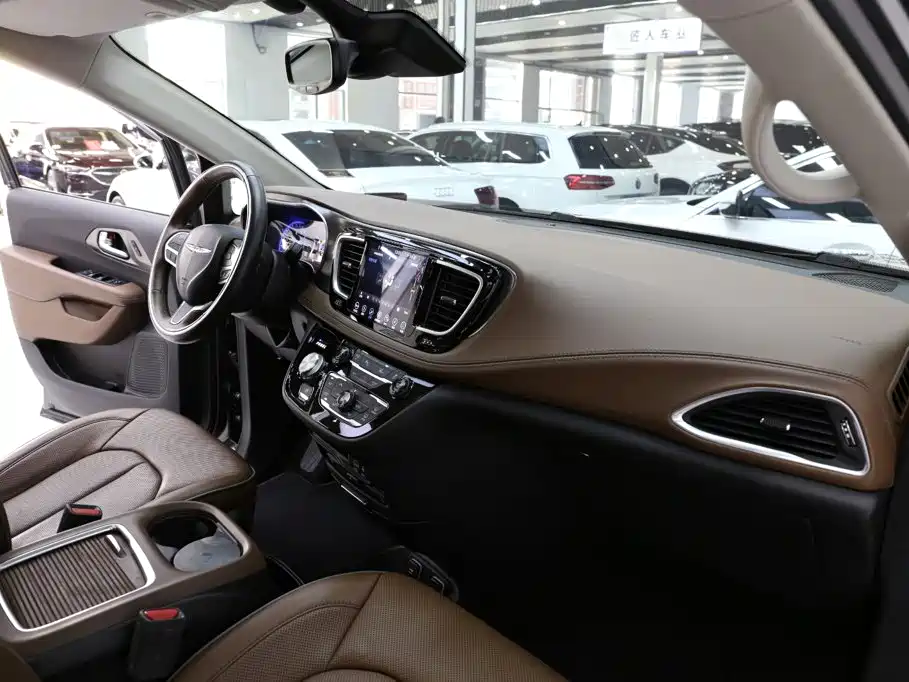 Chrysler Grand Voyager (Import) 2019 2017 3.6L Premium Edition