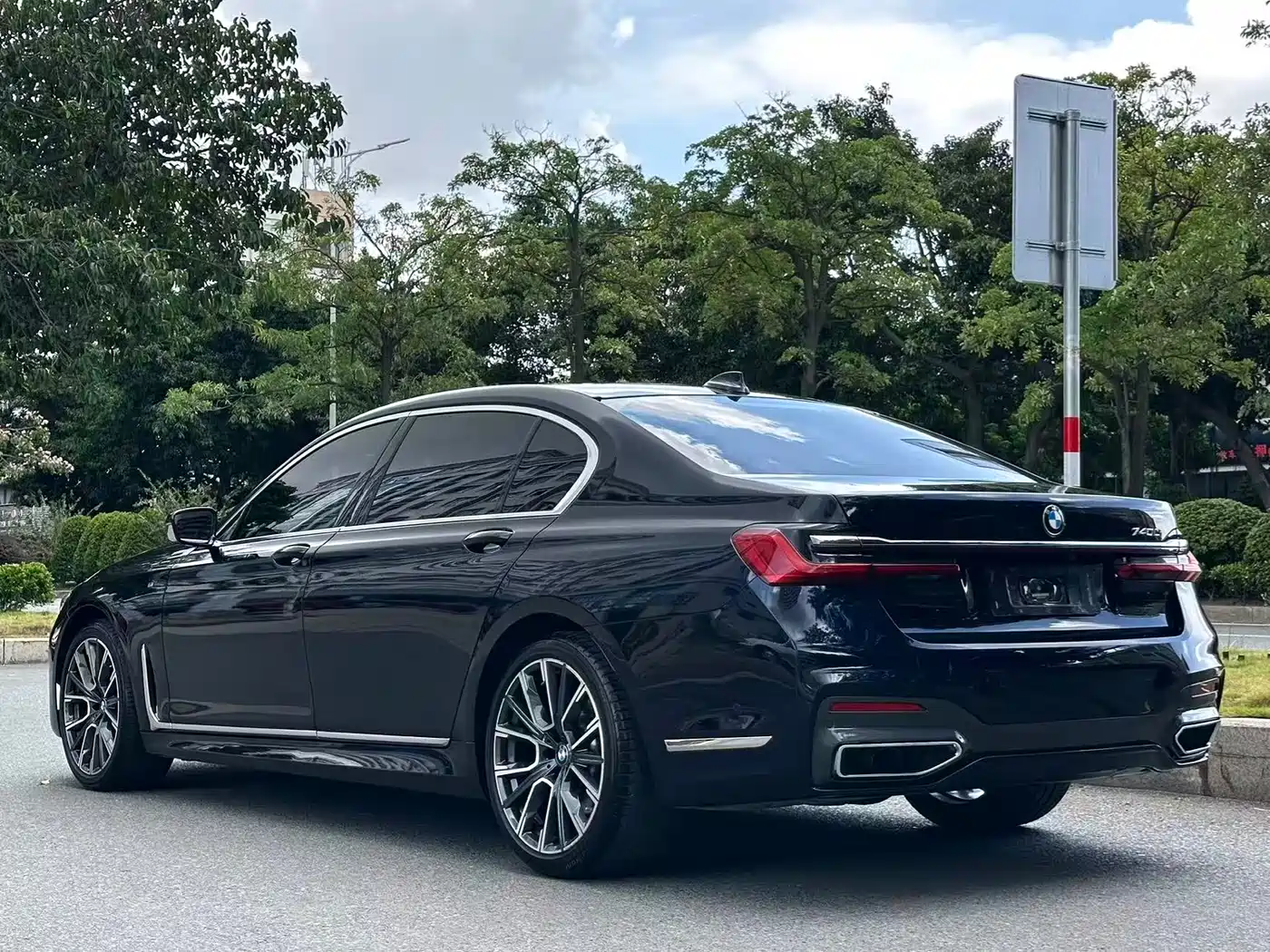BMW 7 Series 2021 Model 740Li Leading M Sport Package фото 9