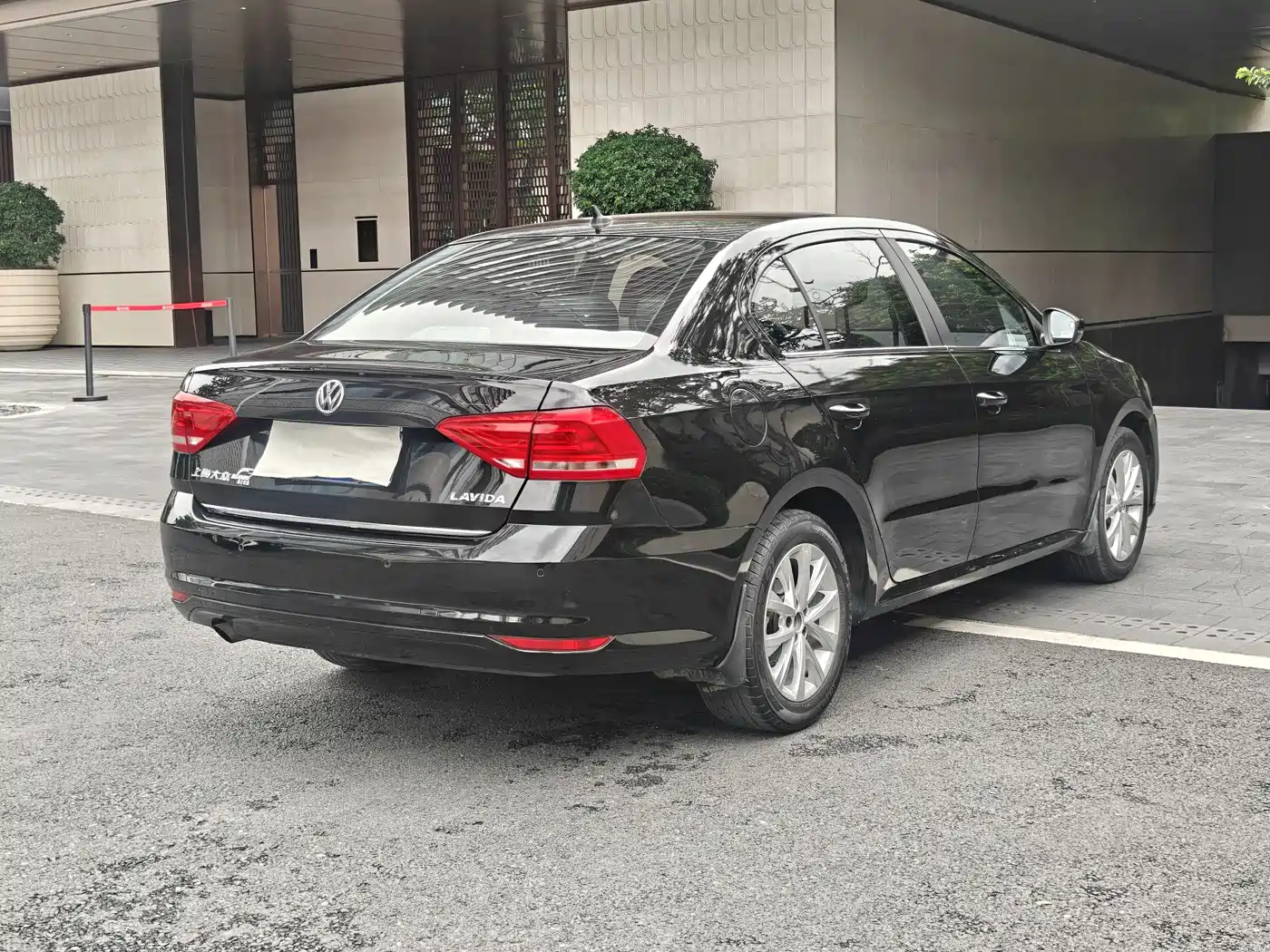 Volkswagen Lavida 2015 1.6L Automatic Comfort Edition фото 4
