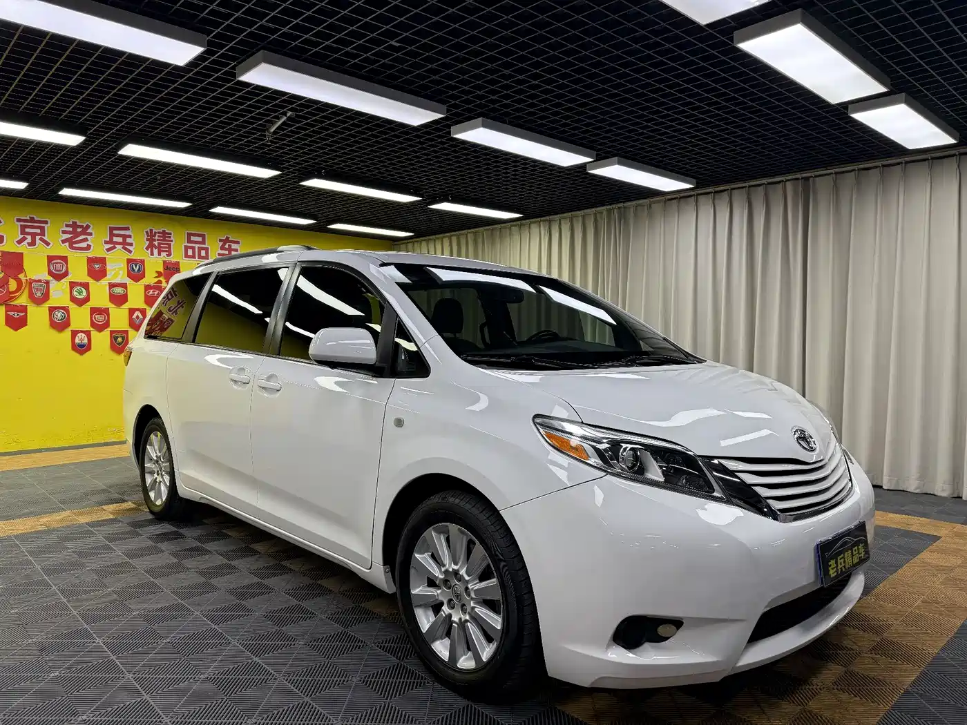 Toyota Sienna 2015 3.5L 4WD L фото 3