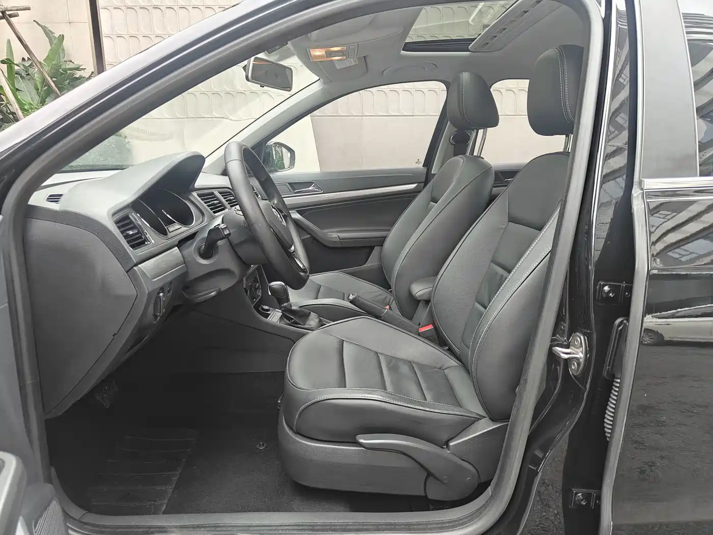 Volkswagen Lavida 2015 1.6L Automatic Comfort Edition фото 5