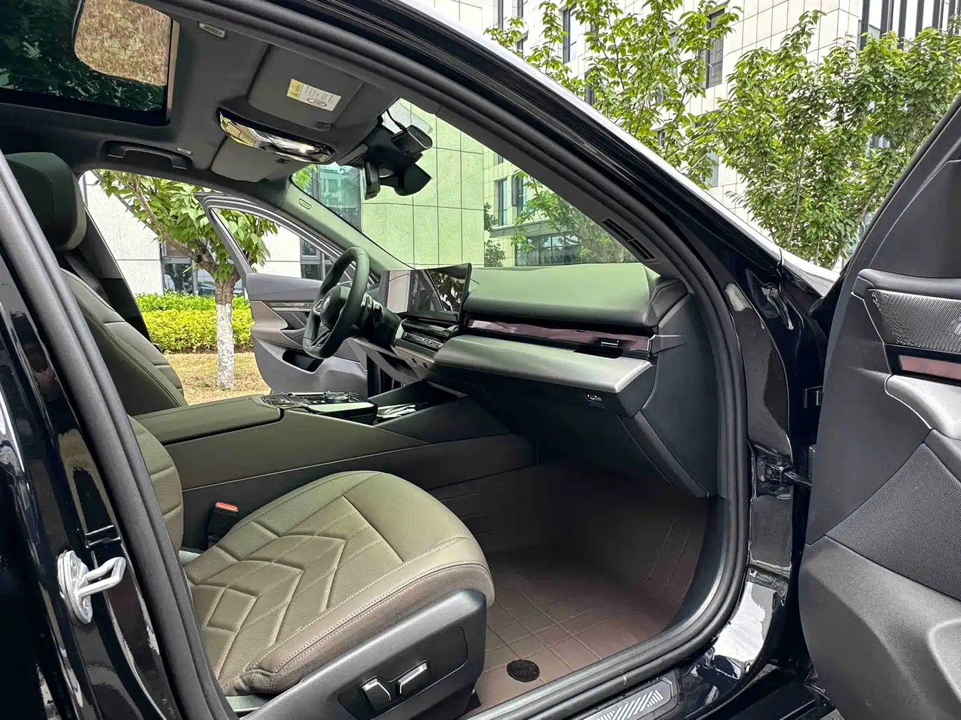 BMW 5 Series 2025 530Li Leading M Sport Package фото 23