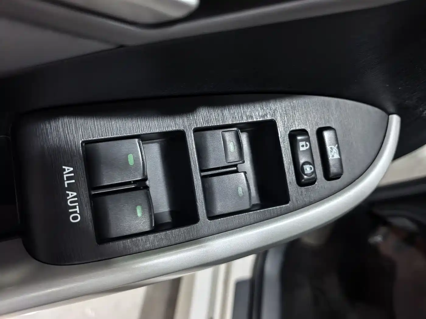 Toyota Prius 2013 2012 1.8L Luxury Advanced Edition
