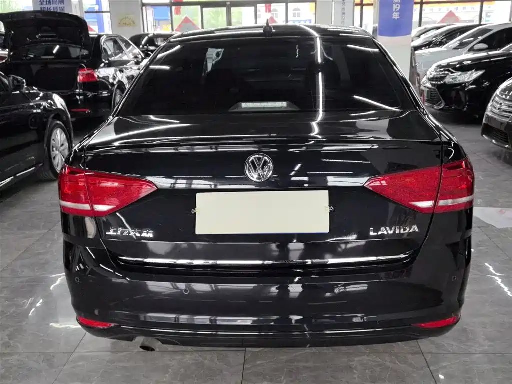 Volkswagen Lavida 2017 1.6L Manual Comfort Edition фото 8